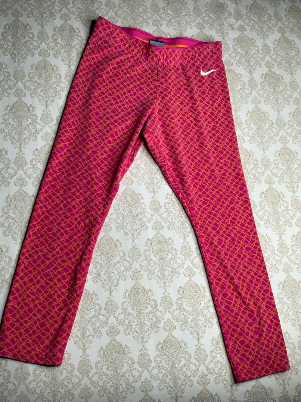 Nike Women’s Pink Cropped Leggings Size Small Pull On Stretch Cotton Blend